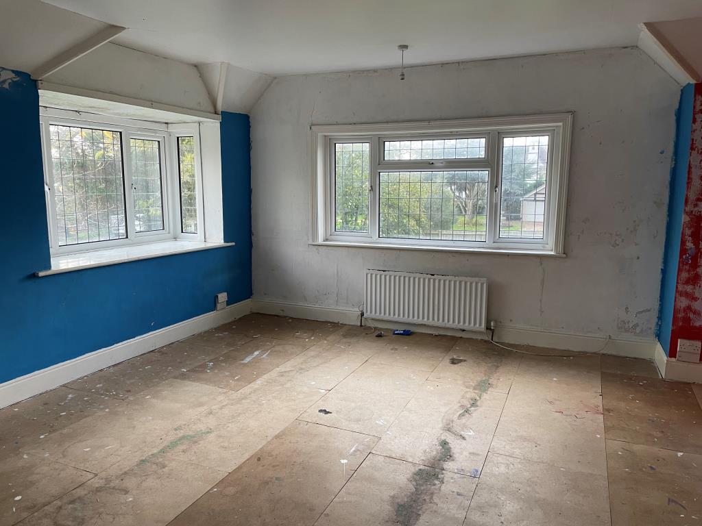 Lot: 82 - DETACHED HOUSE AND LARGE GARDEN WITH DEVELOPMENT POTENTIAL - View of main south facing bedroom overlooking garden
